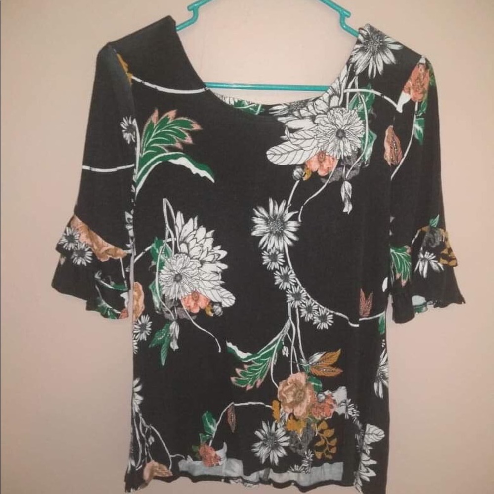 Floral 24/7 tee with cut out back & ruffle sleeves